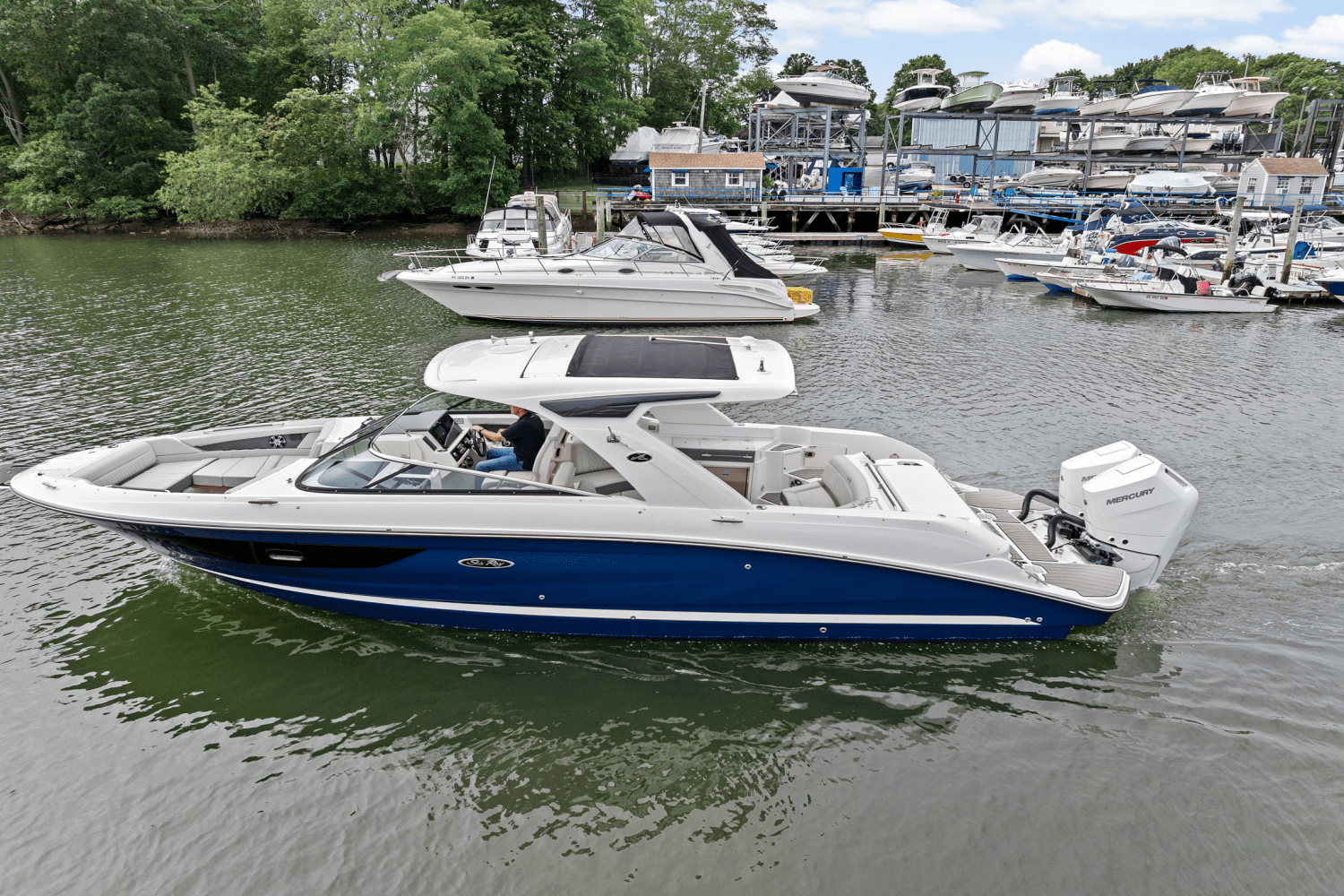 Slide: The Image of Sea Ray SLX 350 Outboard 2025 - 53