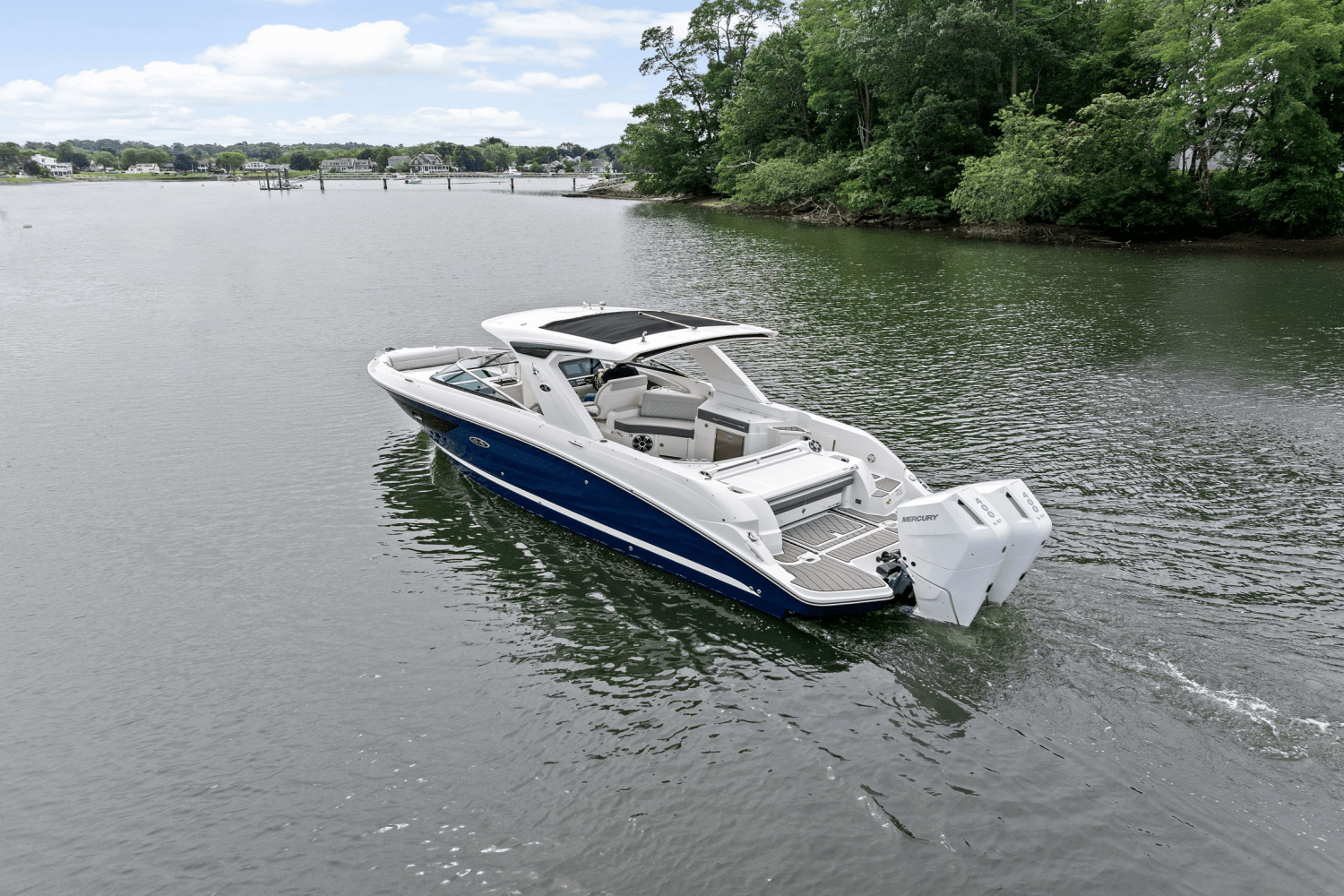 Slide: The Image of Sea Ray SLX 350 Outboard 2025 - 55