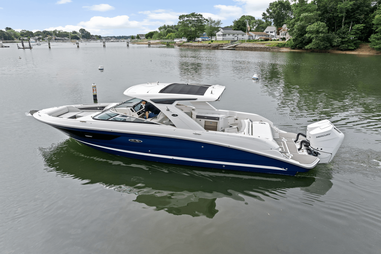 Slide: The Image of Sea Ray SLX 350 Outboard 2025 - 57