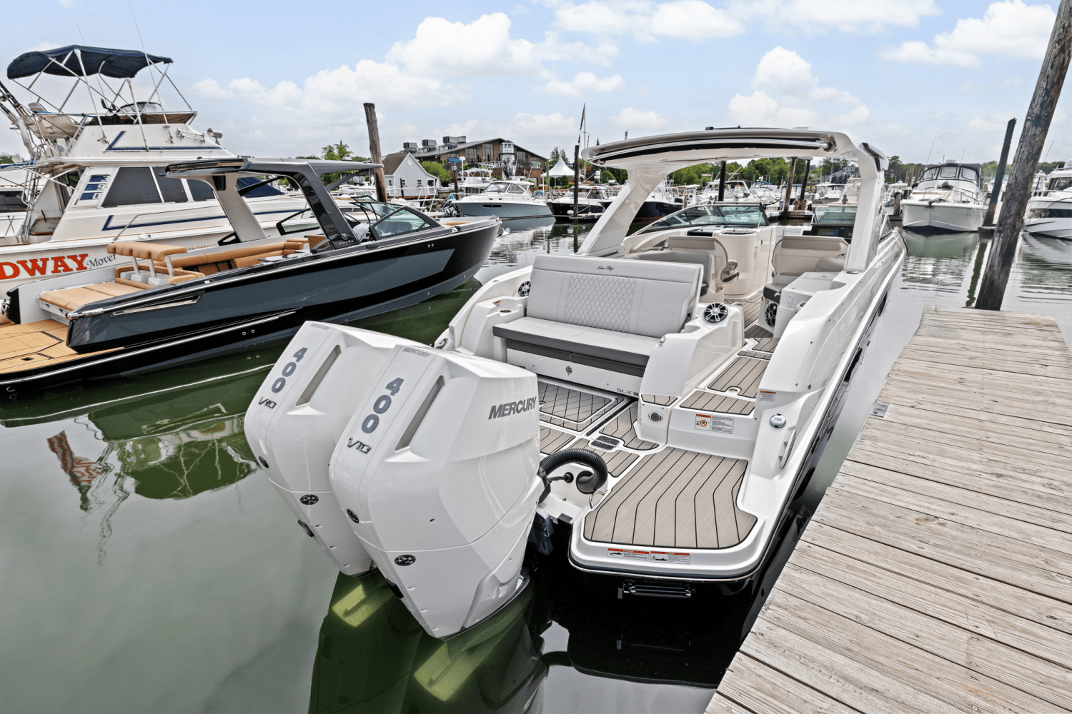 Slide: The Image of Sea Ray SLX 350 Outboard 2025 - 6