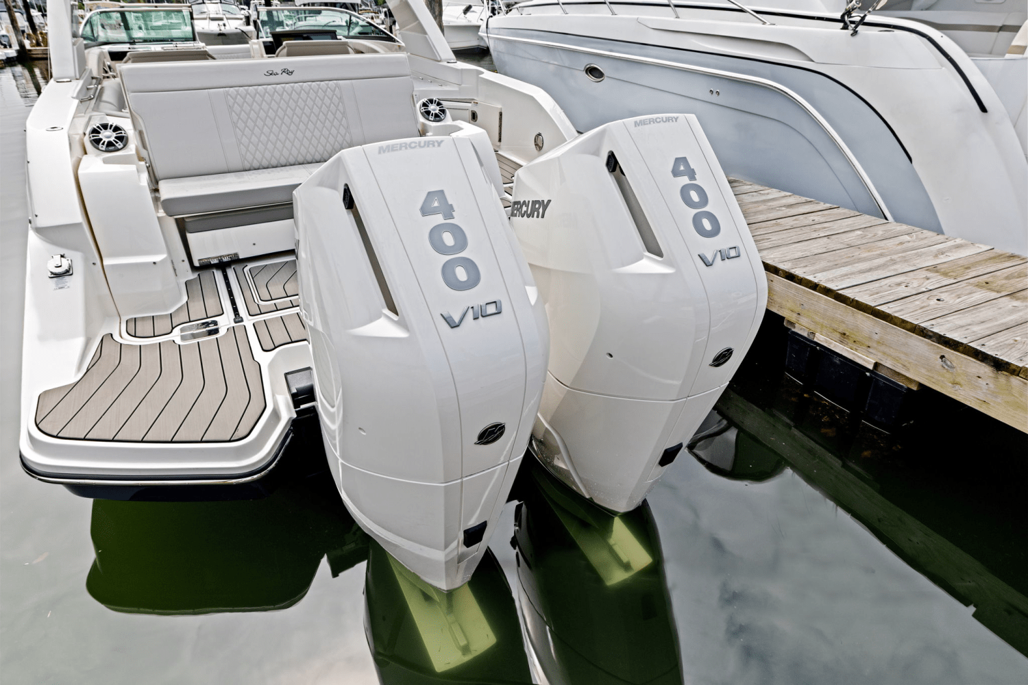 Slide: The Image of Sea Ray SLX 350 Outboard 2025 - 7
