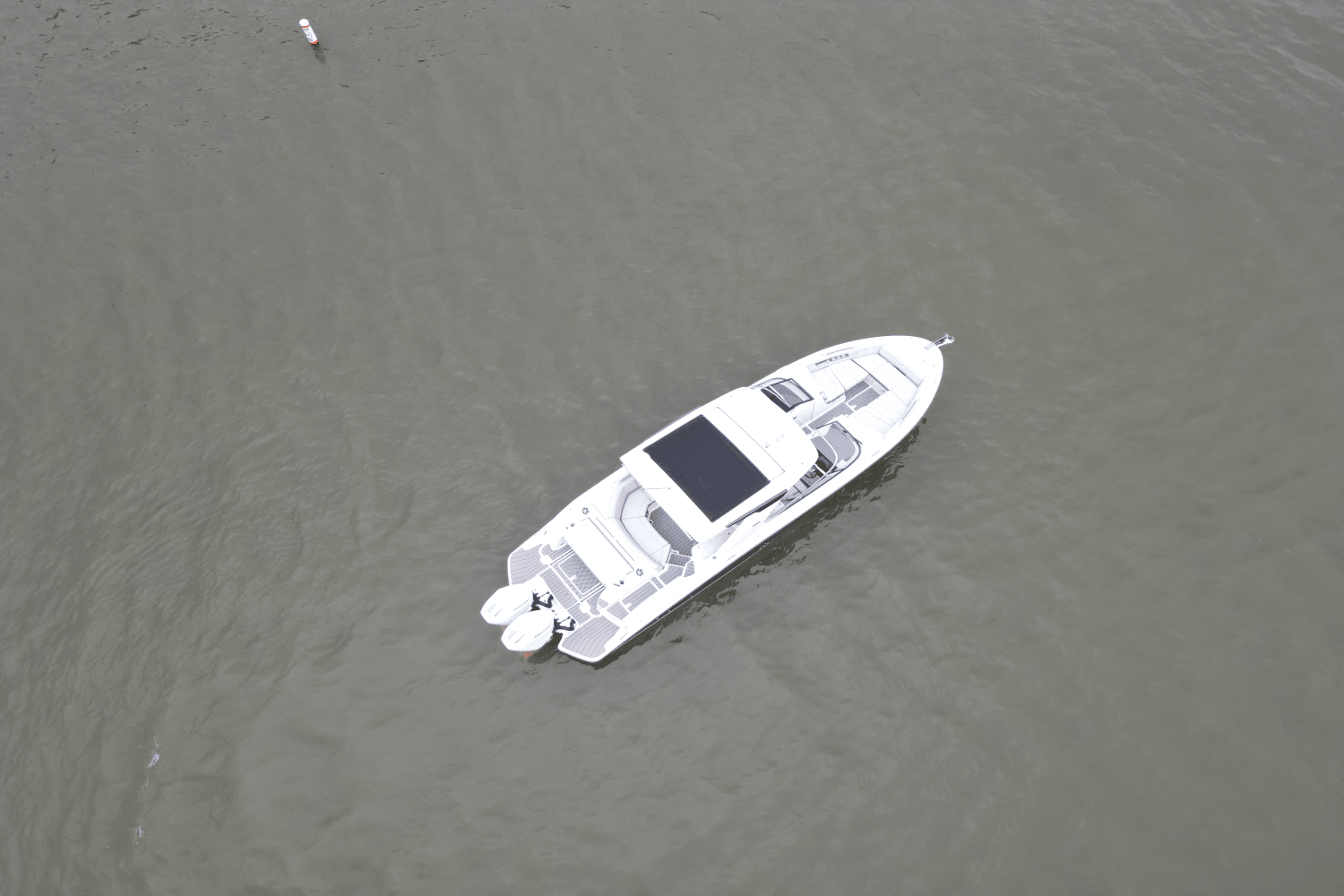 Slide: The Image of Sea Ray SLX 350 Outboard 2025 - 8