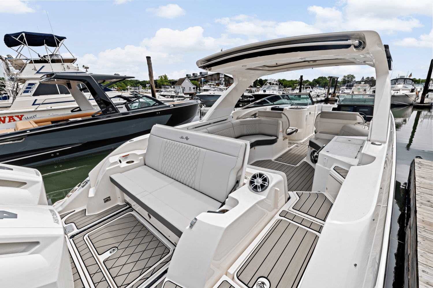 Slide: The Image of Sea Ray SLX 350 Outboard 2025 - 9