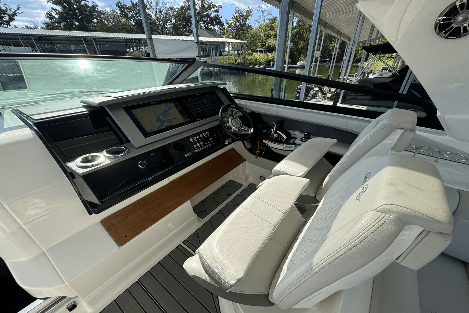 Slide: The Image of Sea Ray SLX 400 2022 - 10