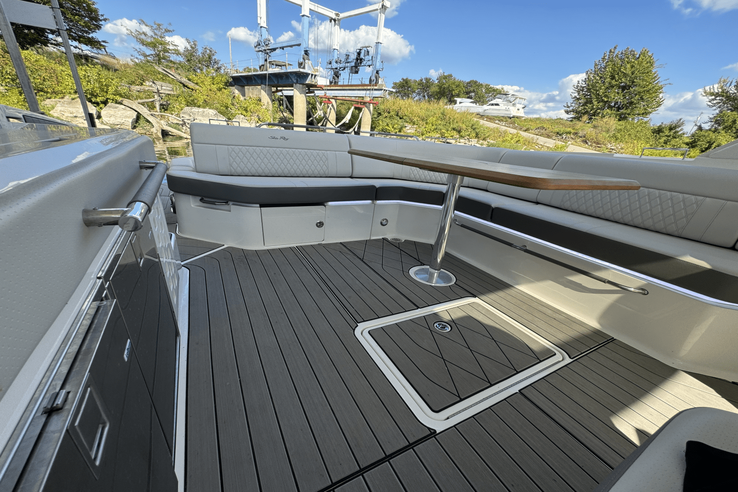 Slide: The Image of Sea Ray SLX 400 2022 - 11