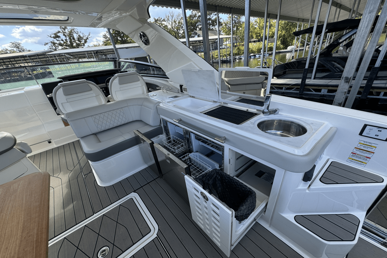 Slide: The Image of Sea Ray SLX 400 2022 - 8