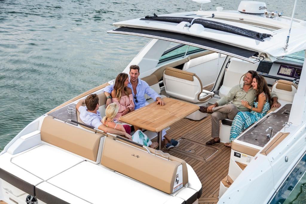 Slide: The Image of Sea Ray SLX 400 2025 - 2