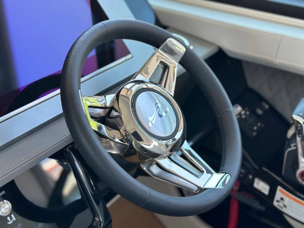 Slide: The Image of Steering wheel of 2023 Sea Ray SLX 400 OB boat. - 31
