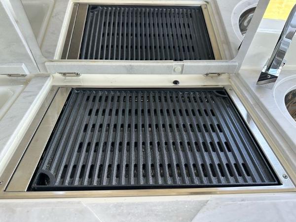 Slide: The Image of Built-in grill on 2023 Sea Ray SLX 400 OB boat. - 9