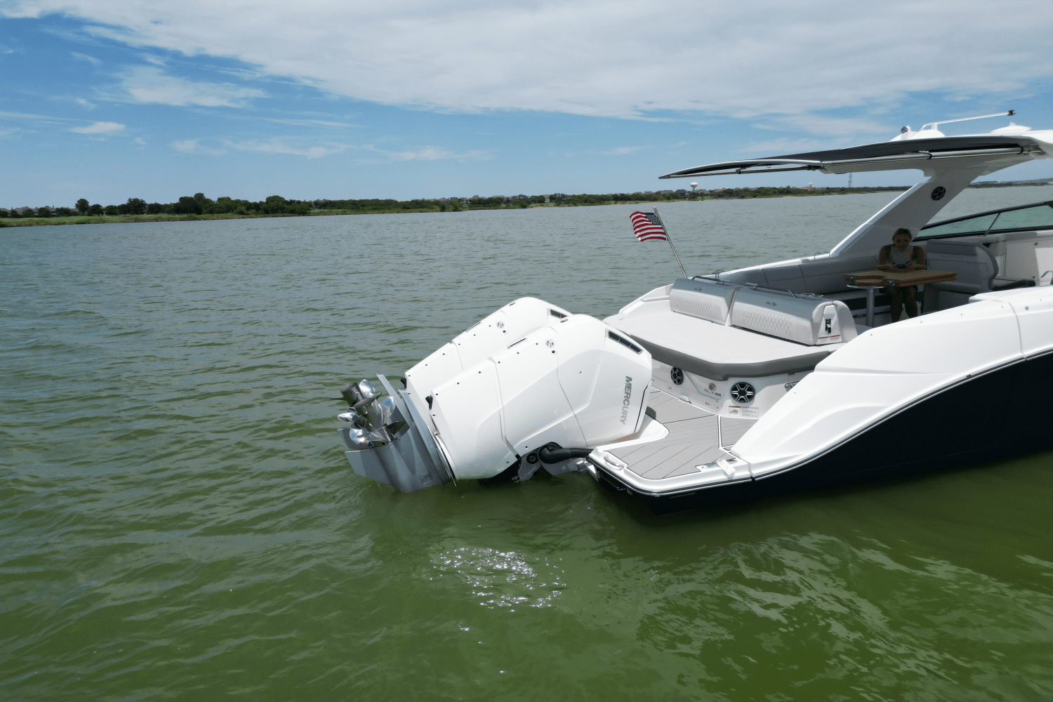 Slide: The Image of Sea Ray SLX 400 Outboard 2025 - 10