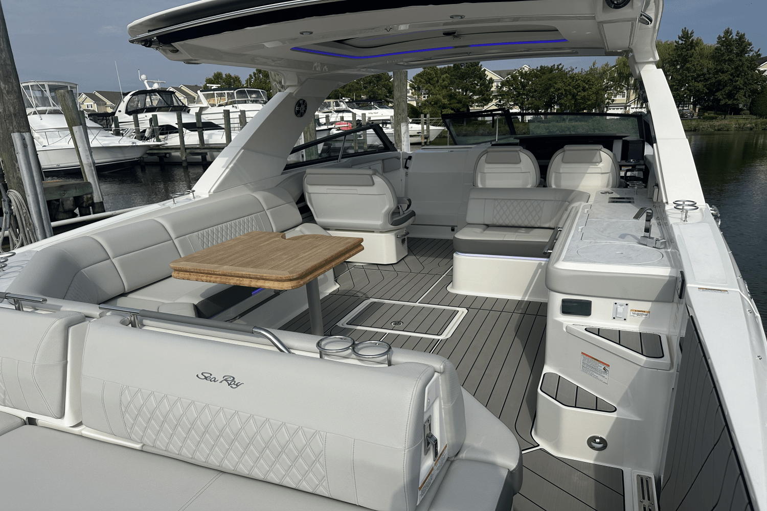 Slide: The Image of Sea Ray SLX 400 Outboard 2025 - 10