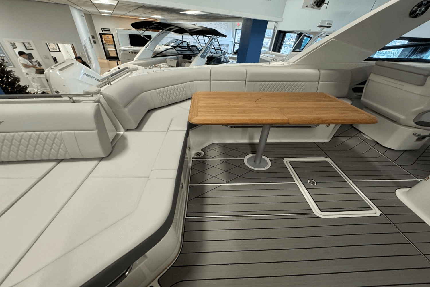 Slide: The Image of Sea Ray SLX 400 Outboard 2025 - 10