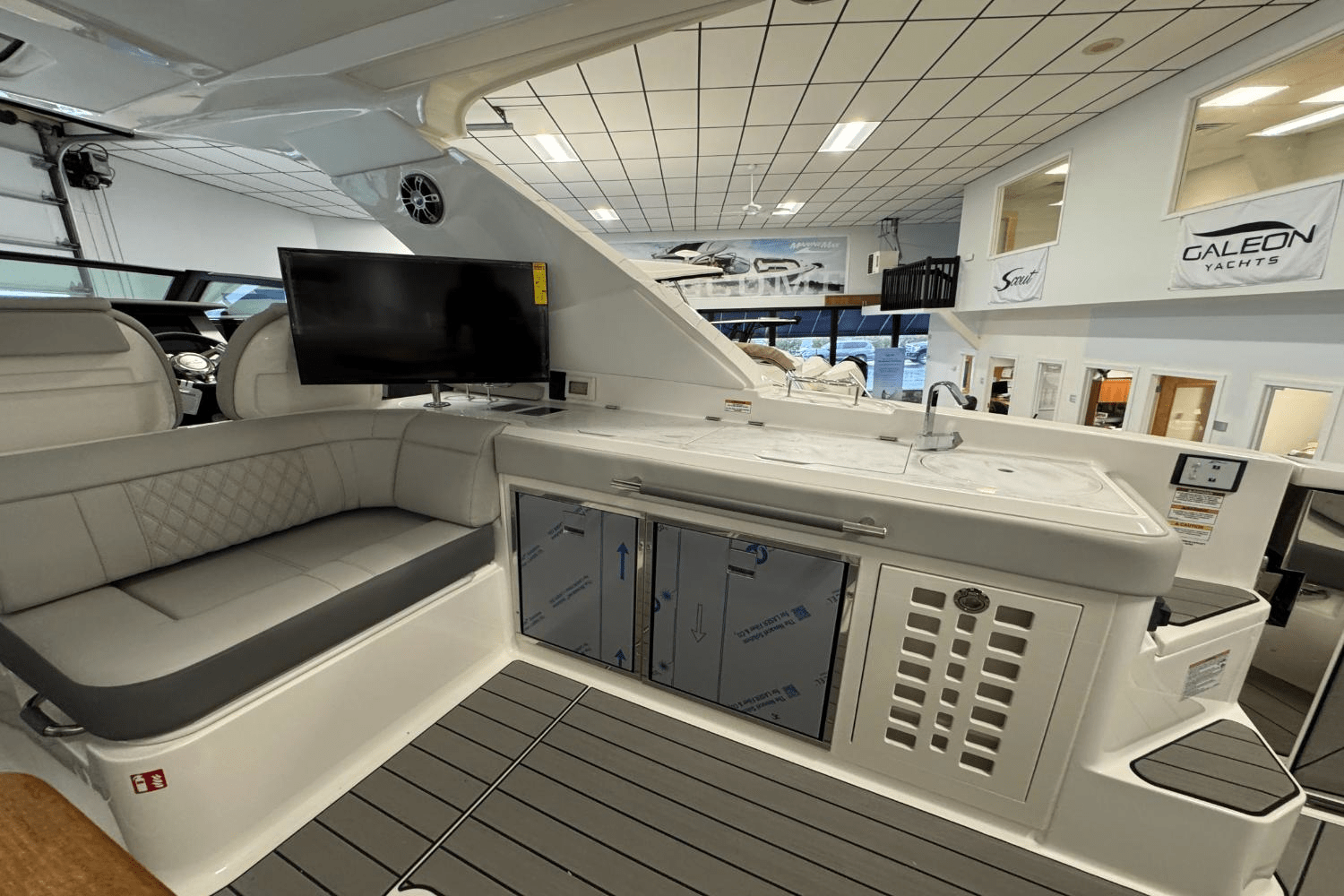 Slide: The Image of Sea Ray SLX 400 Outboard 2025 - 13