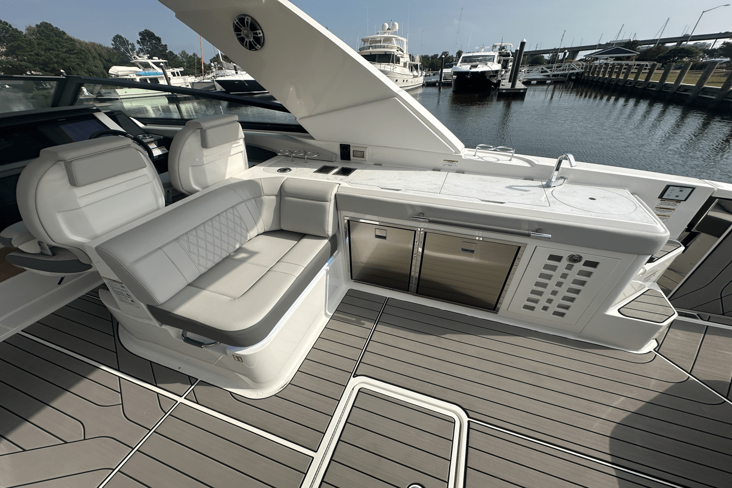 Slide: The Image of Sea Ray SLX 400 Outboard 2025 - 13