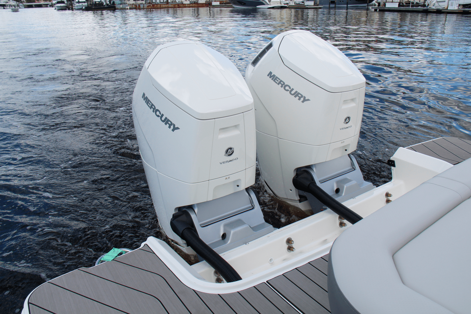 Slide: The Image of Sea Ray SLX 400 Outboard 2025 - 14