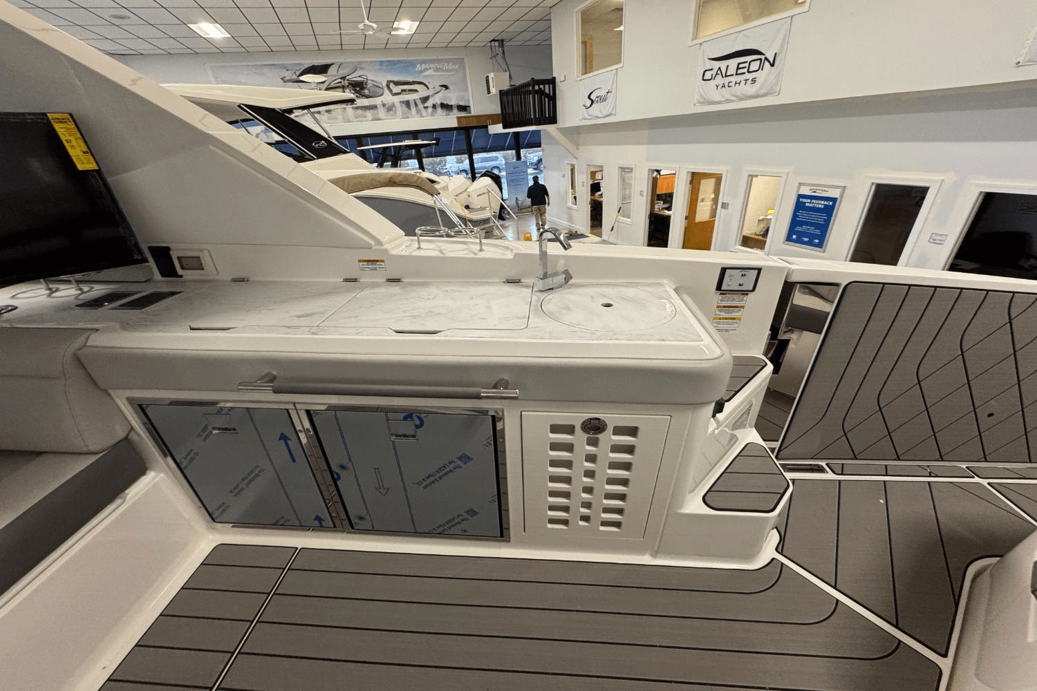 Slide: The Image of Sea Ray SLX 400 Outboard 2025 - 15