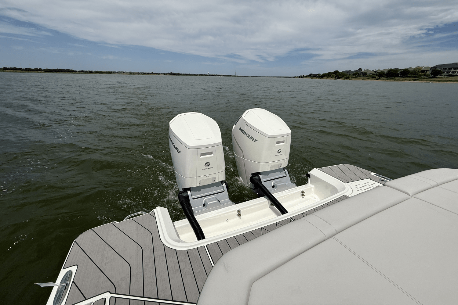Slide: The Image of Sea Ray SLX 400 Outboard 2025 - 15