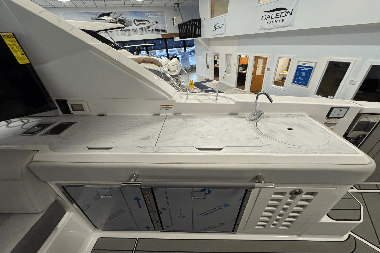 Slide: The Image of Sea Ray SLX 400 Outboard 2025 - 16