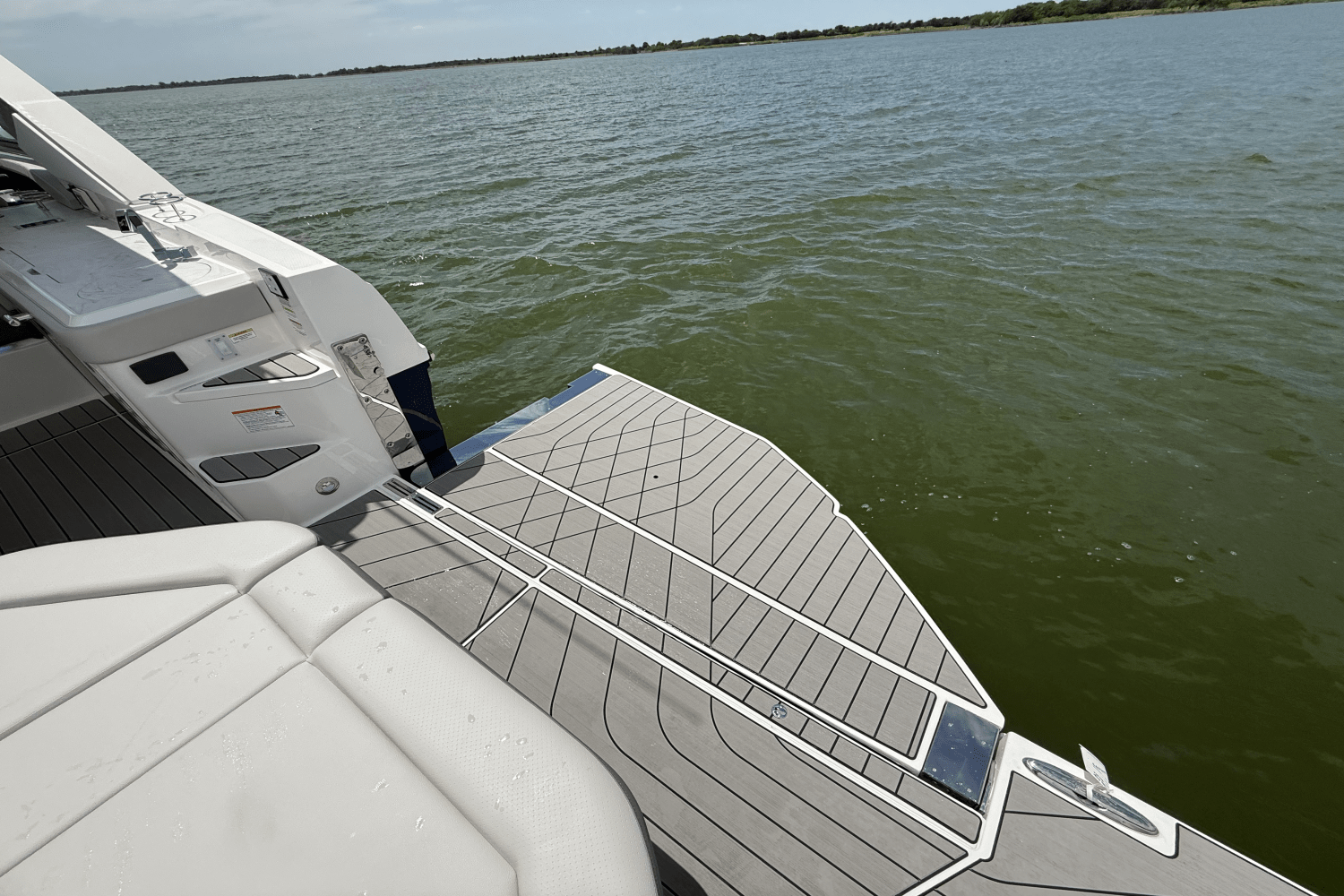 Slide: The Image of Sea Ray SLX 400 Outboard 2025 - 16