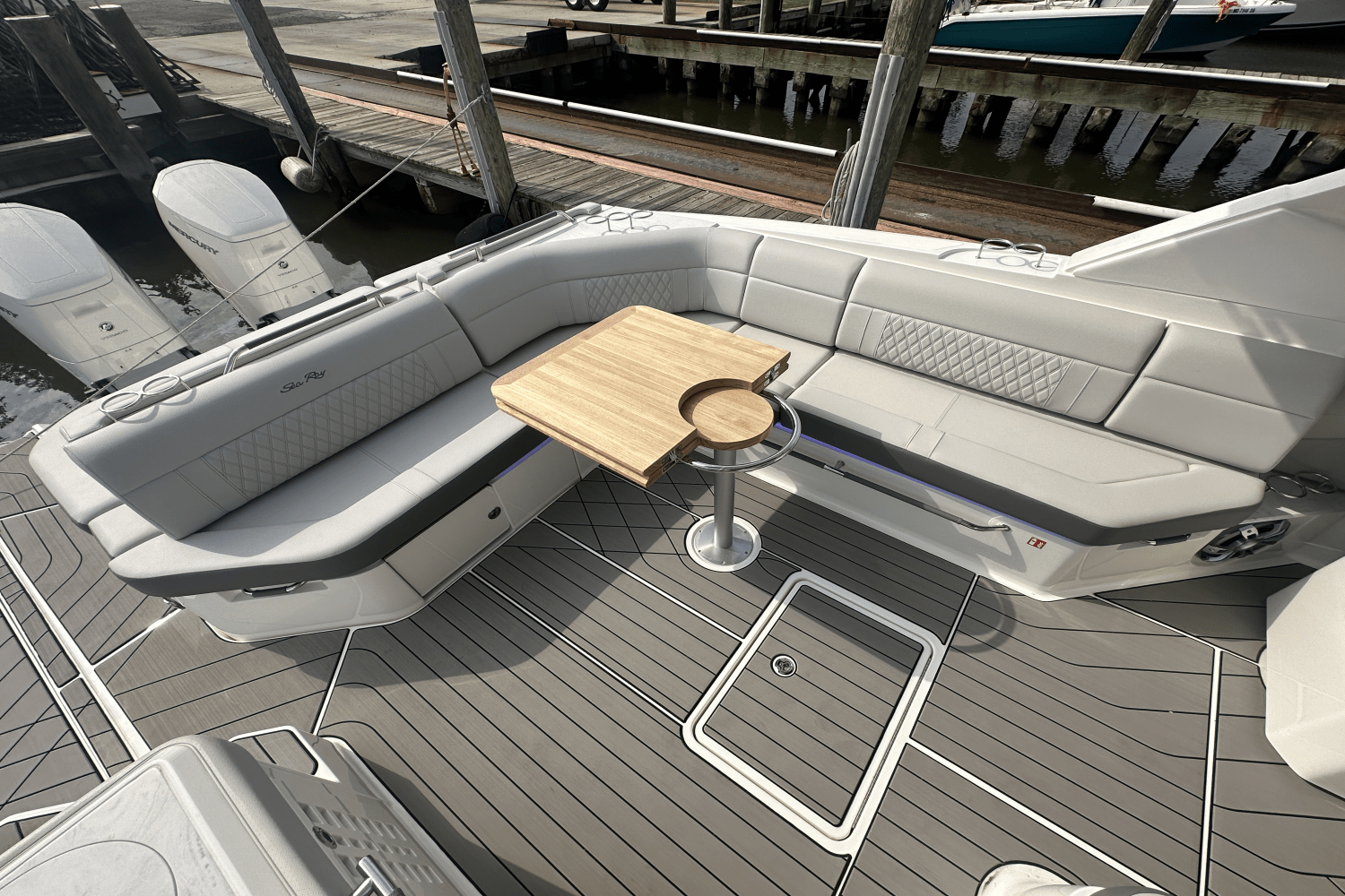 Slide: The Image of Sea Ray SLX 400 Outboard 2025 - 16