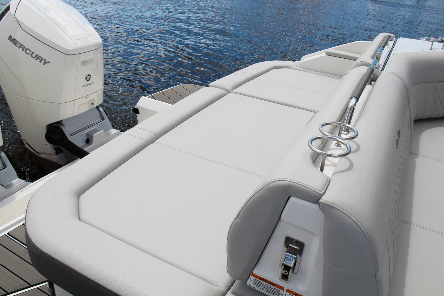 Slide: The Image of Sea Ray SLX 400 Outboard 2025 - 16