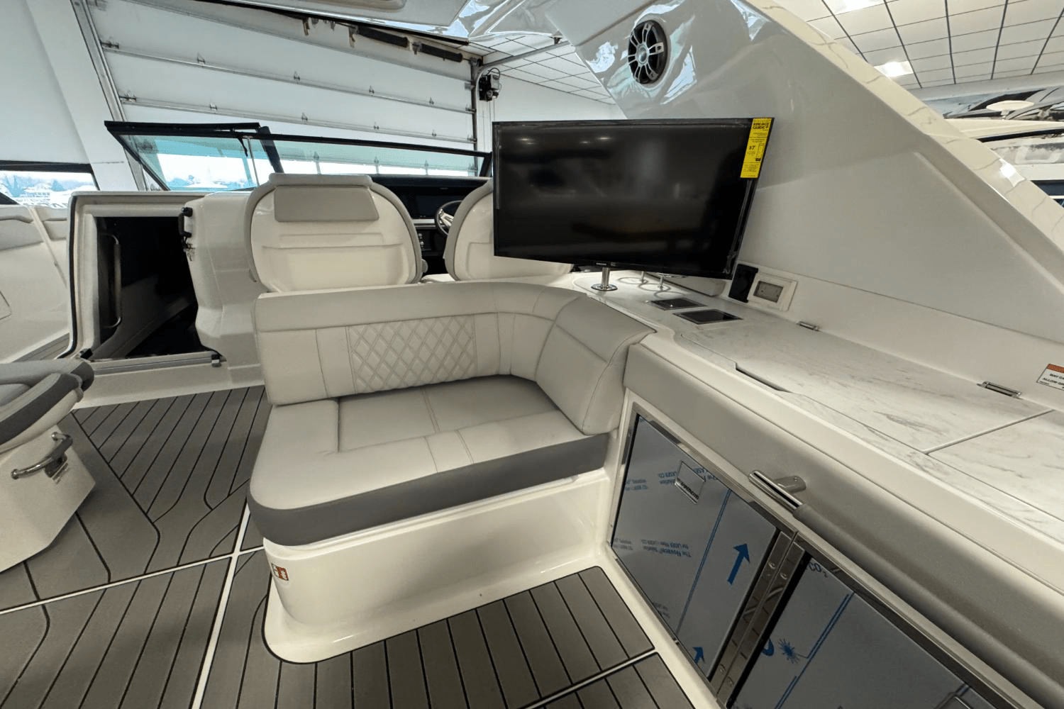 Slide: The Image of Sea Ray SLX 400 Outboard 2025 - 17