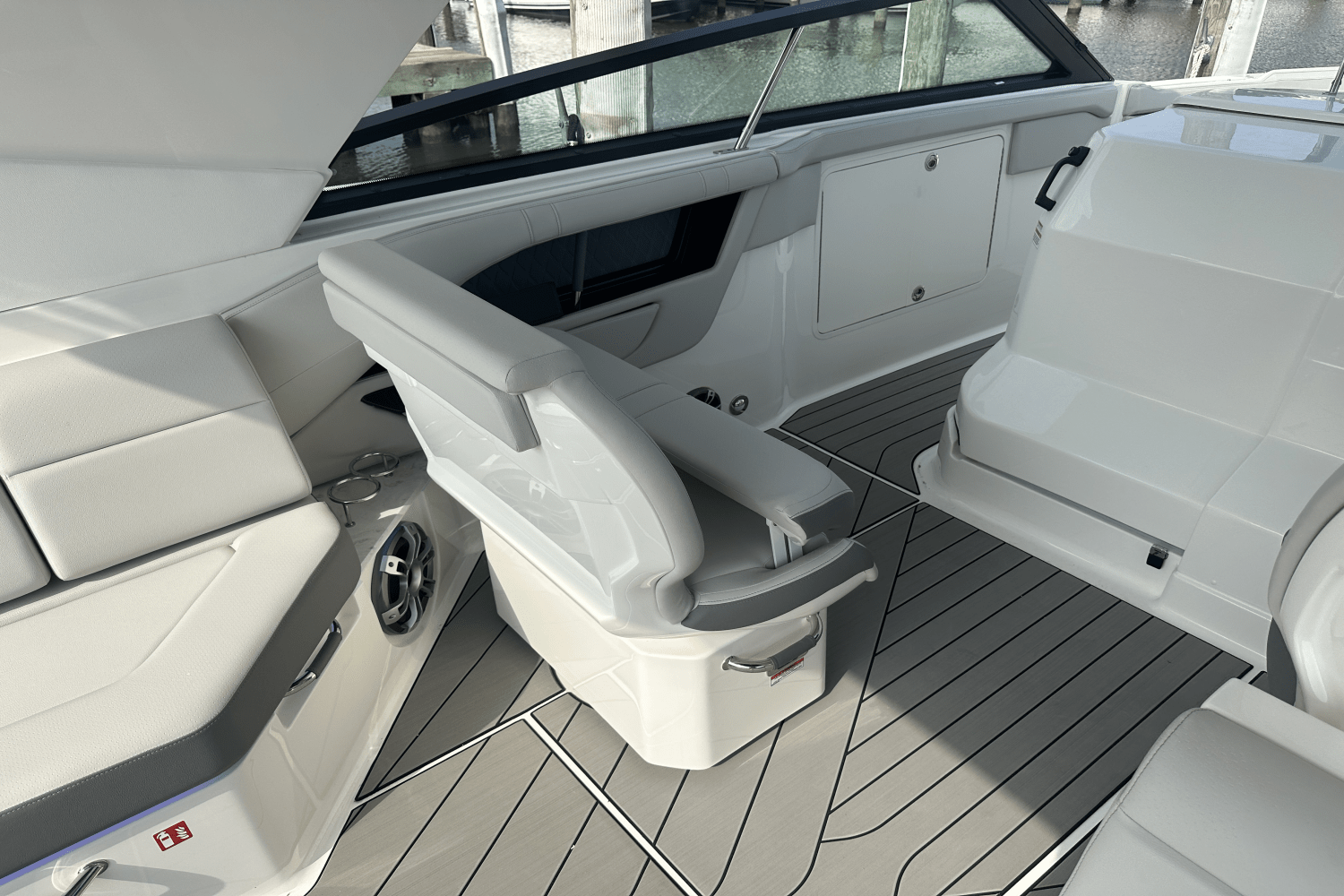 Slide: The Image of Sea Ray SLX 400 Outboard 2025 - 17