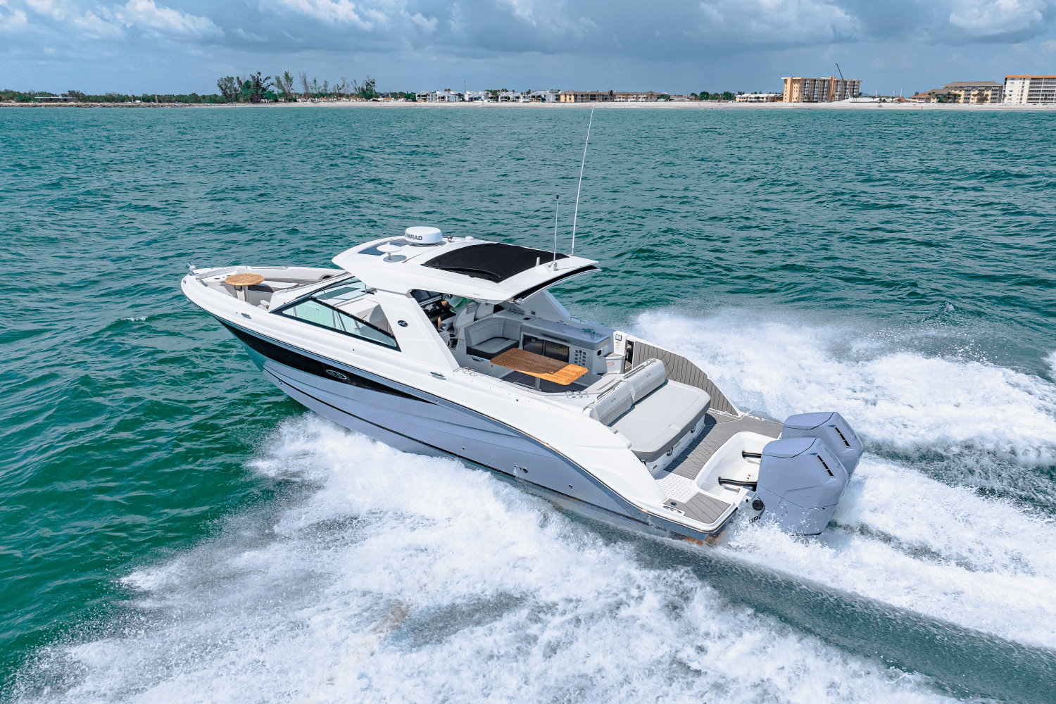 Slide: The Image of Sea Ray SLX 400 Outboard 2025 - 17