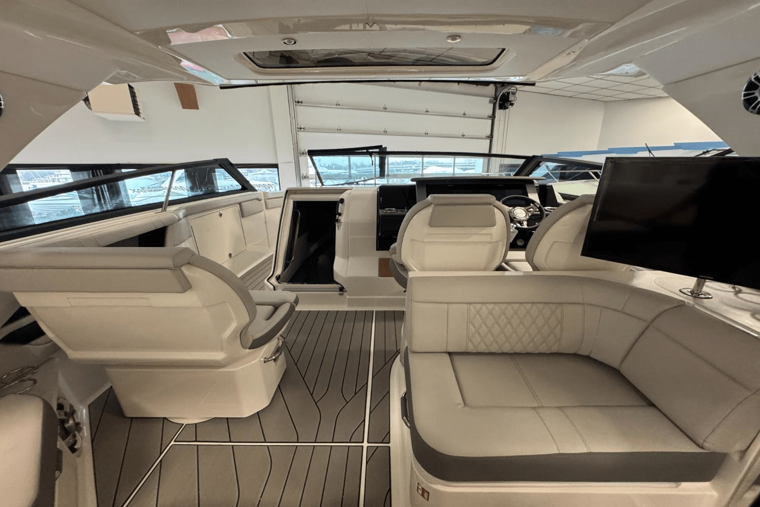 Slide: The Image of Sea Ray SLX 400 Outboard 2025 - 18