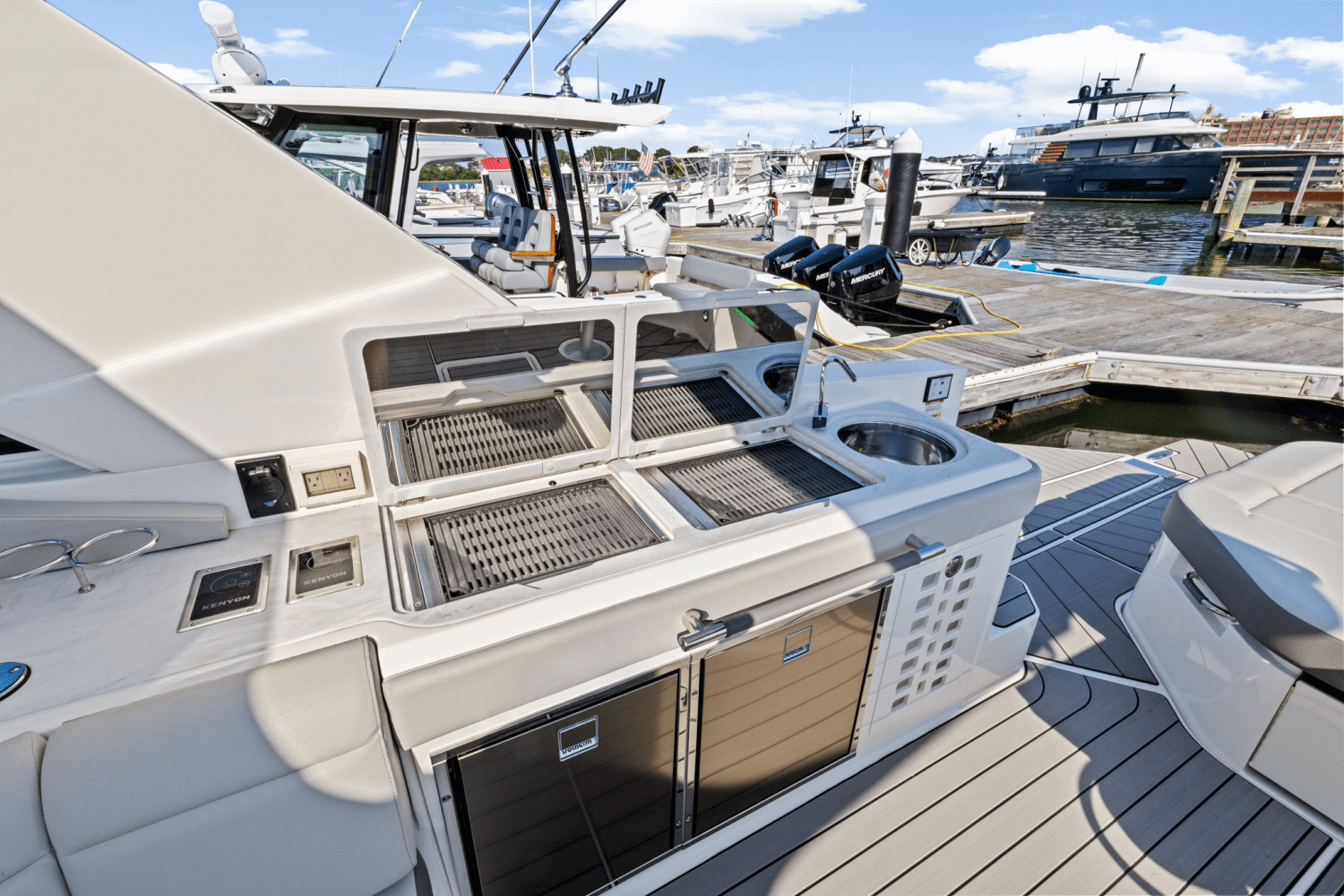 Slide: The Image of Sea Ray SLX 400 Outboard 2025 - 18