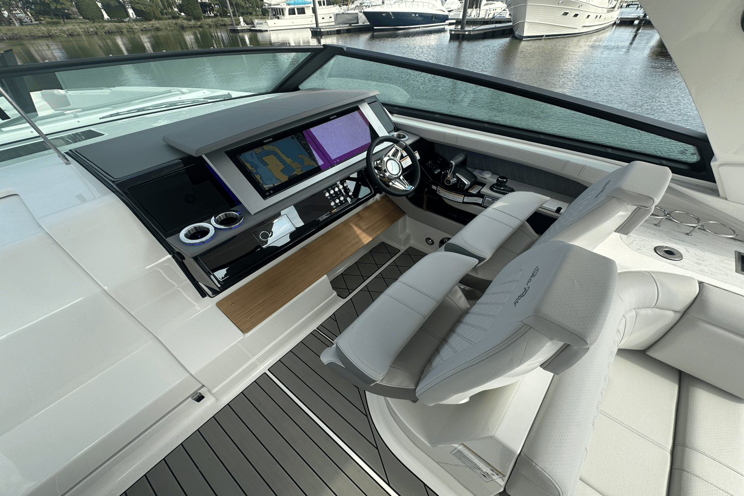 Slide: The Image of Sea Ray SLX 400 Outboard 2025 - 18