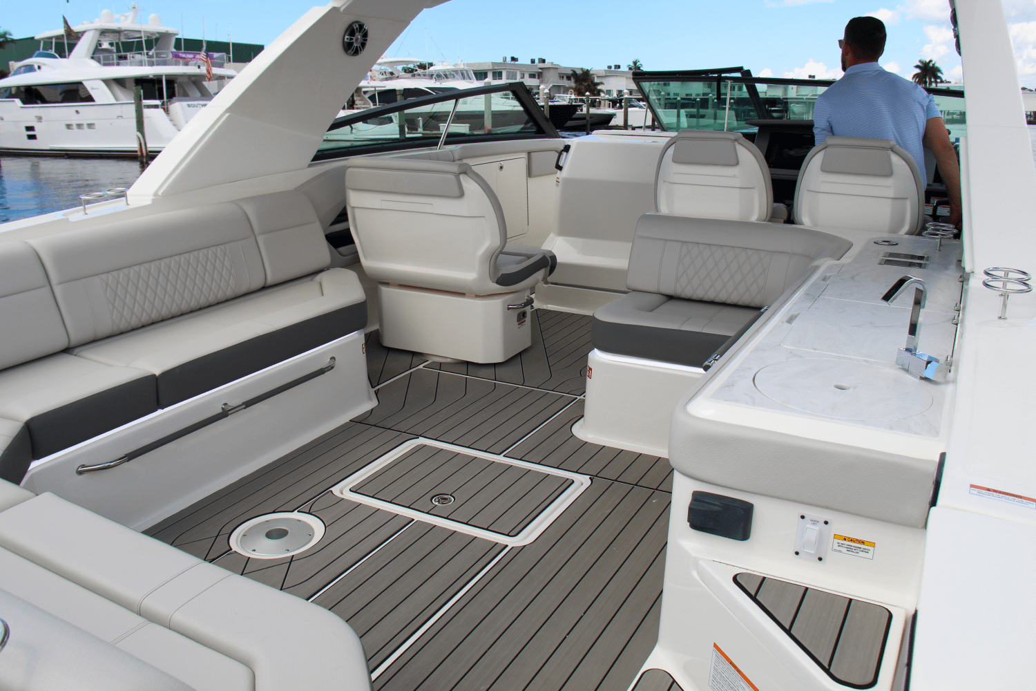 Slide: The Image of Sea Ray SLX 400 Outboard 2025 - 18