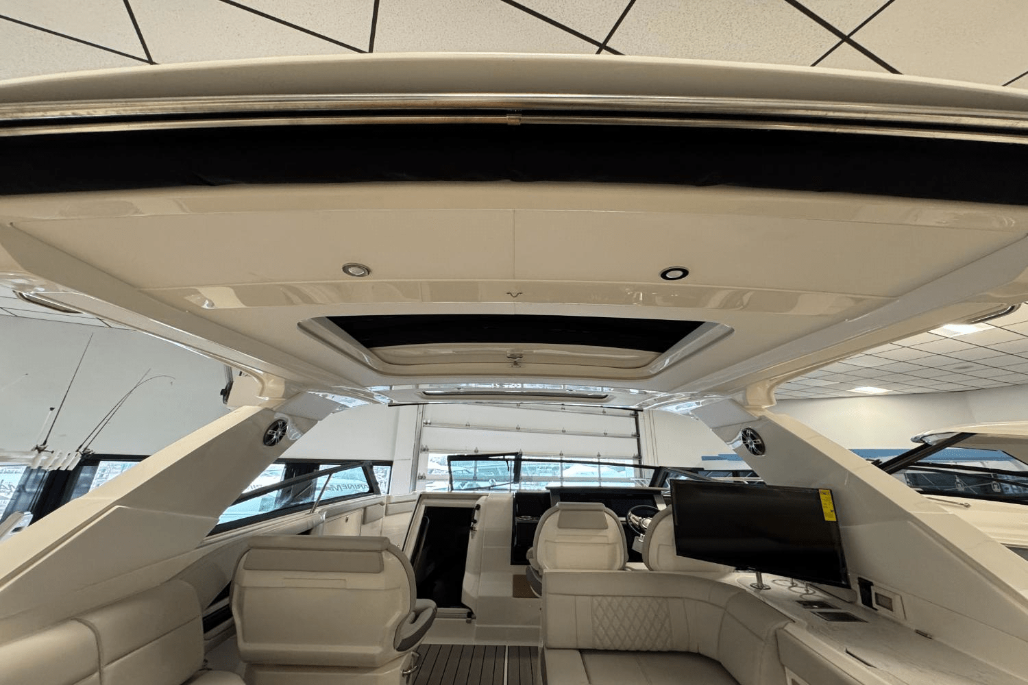 Slide: The Image of Sea Ray SLX 400 Outboard 2025 - 19