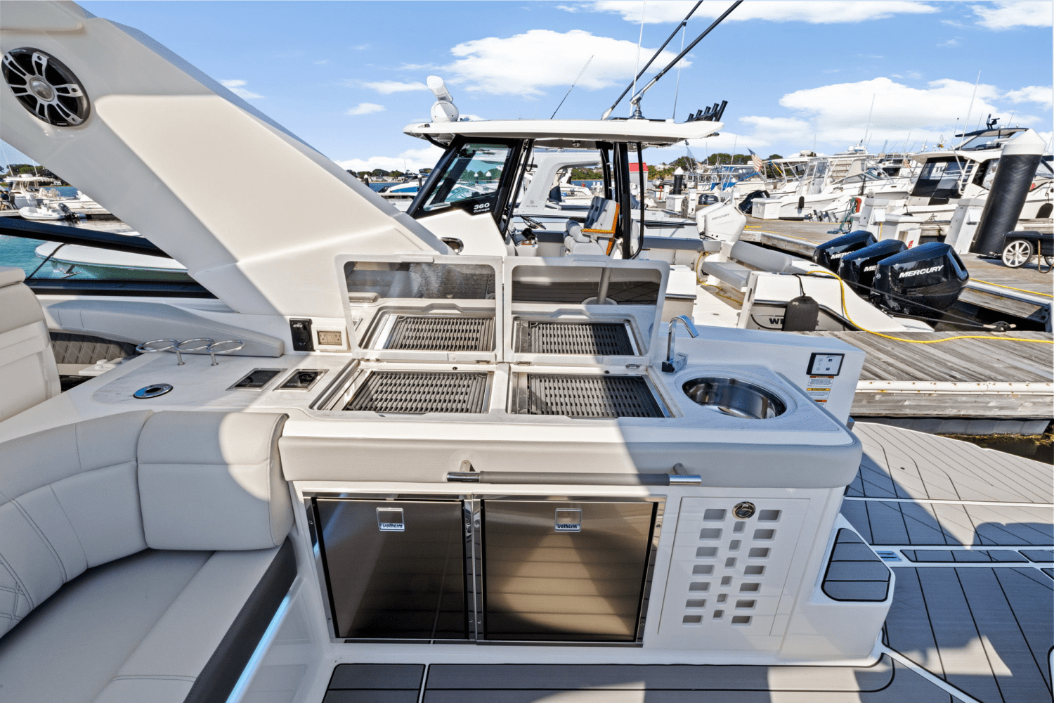 Slide: The Image of Sea Ray SLX 400 Outboard 2025 - 19