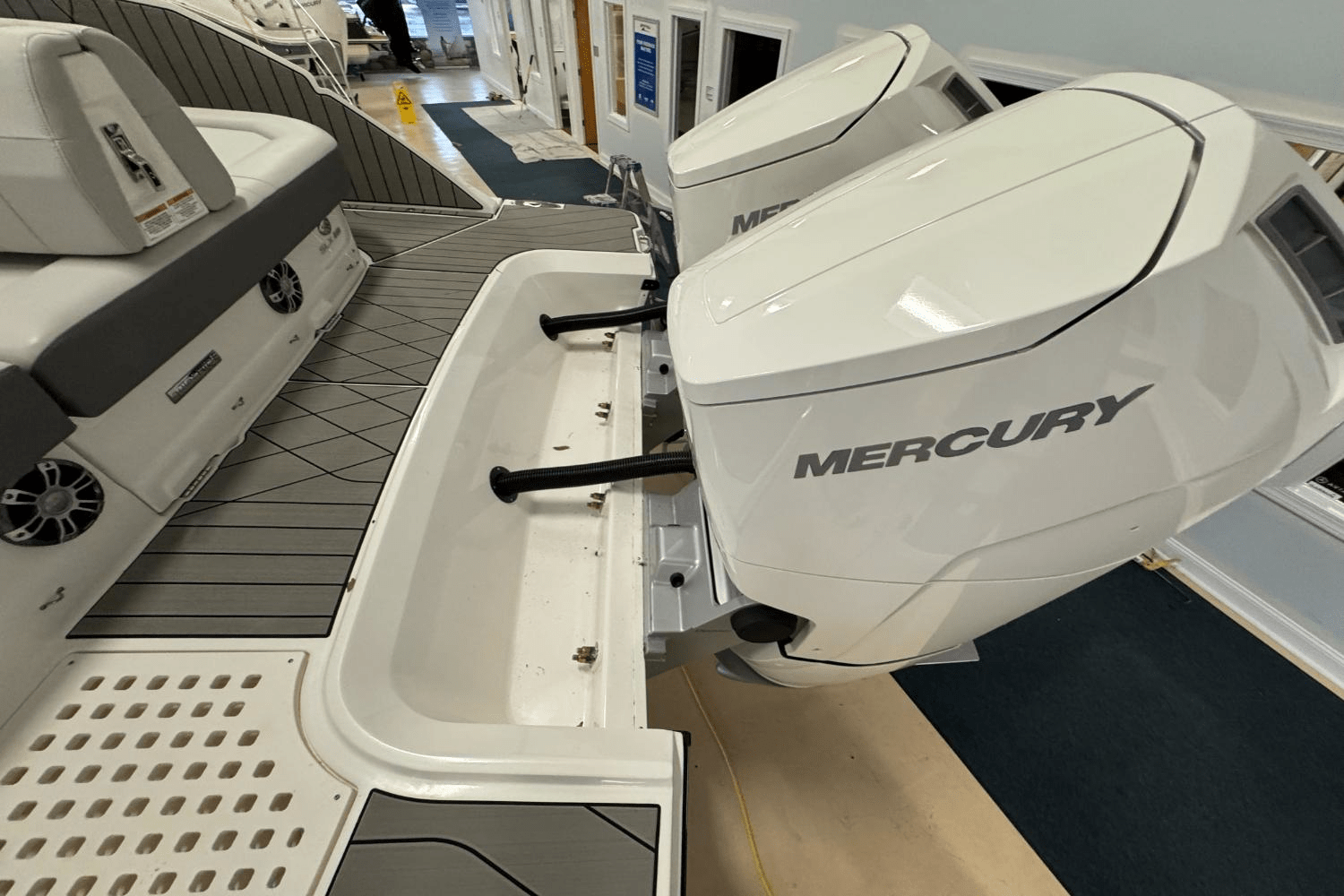 Slide: The Image of Sea Ray SLX 400 Outboard 2025 - 2