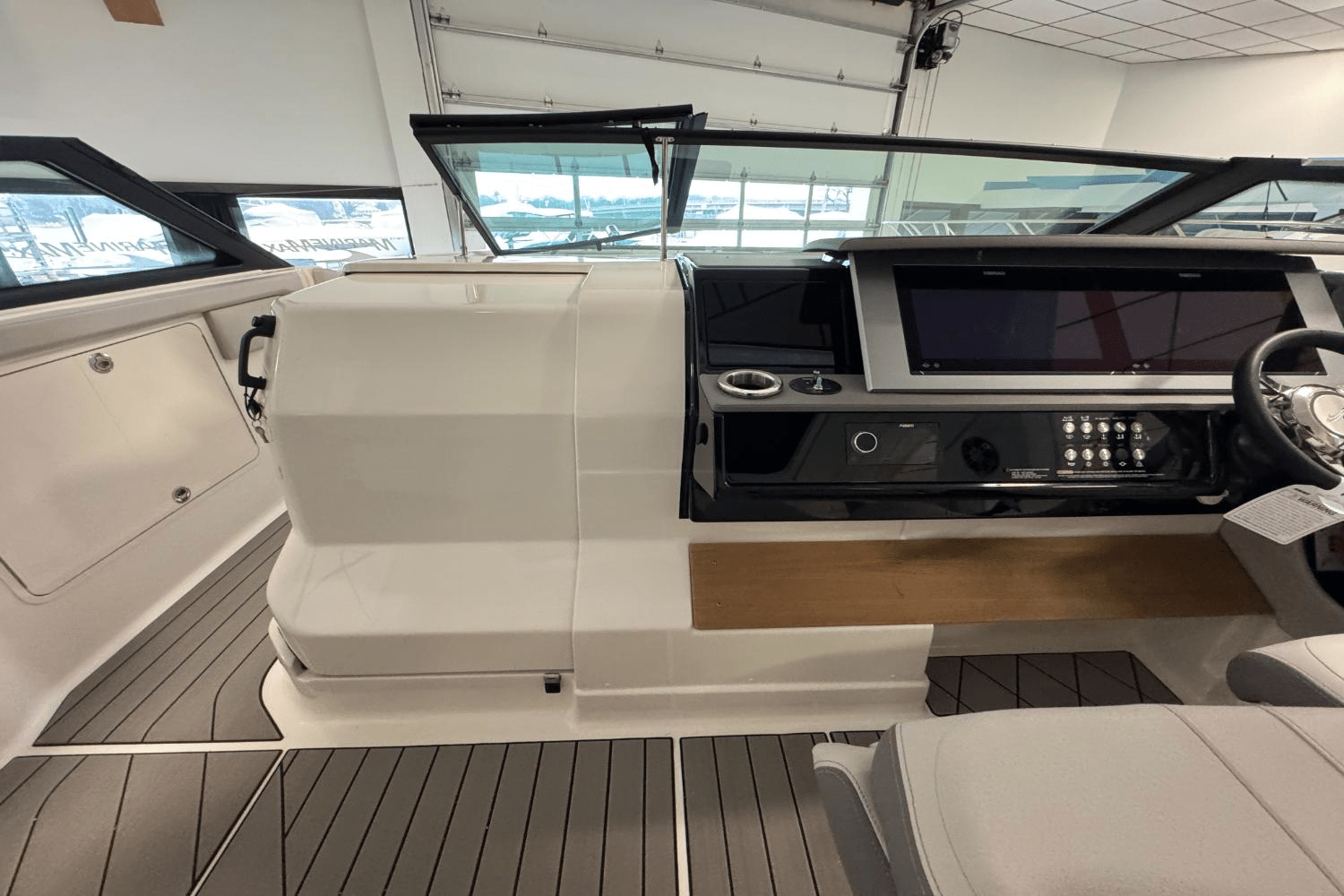 Slide: The Image of Sea Ray SLX 400 Outboard 2025 - 20