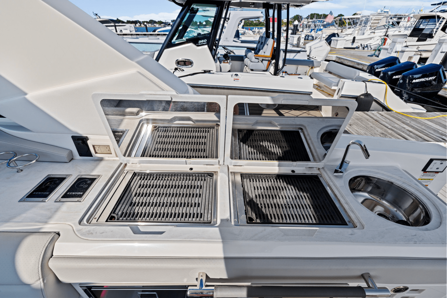 Slide: The Image of Sea Ray SLX 400 Outboard 2025 - 20