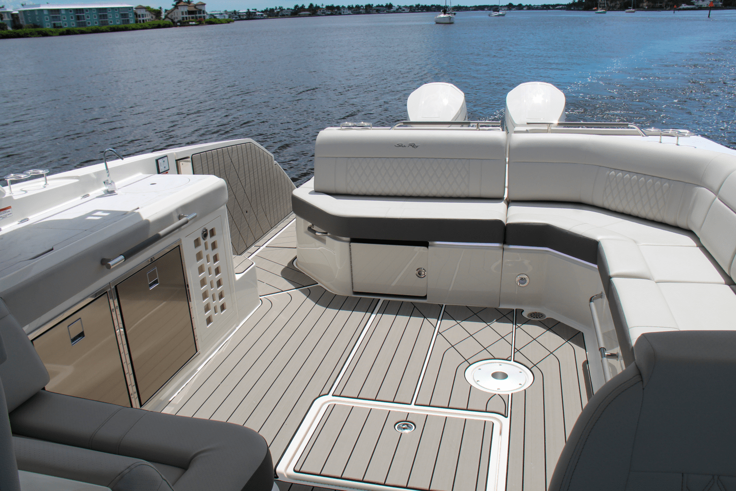 Slide: The Image of Sea Ray SLX 400 Outboard 2025 - 20
