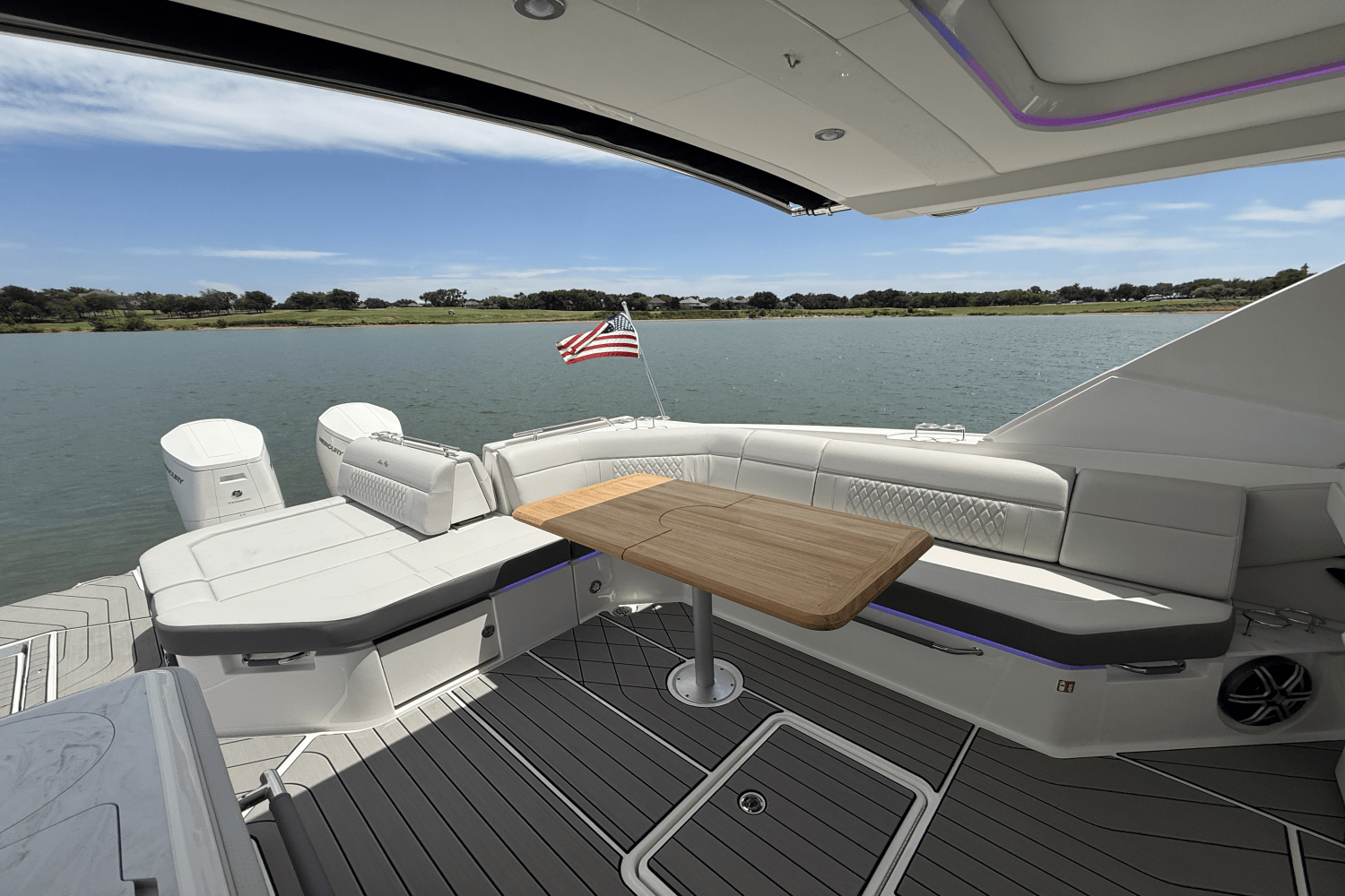 Slide: The Image of Sea Ray SLX 400 Outboard 2025 - 22