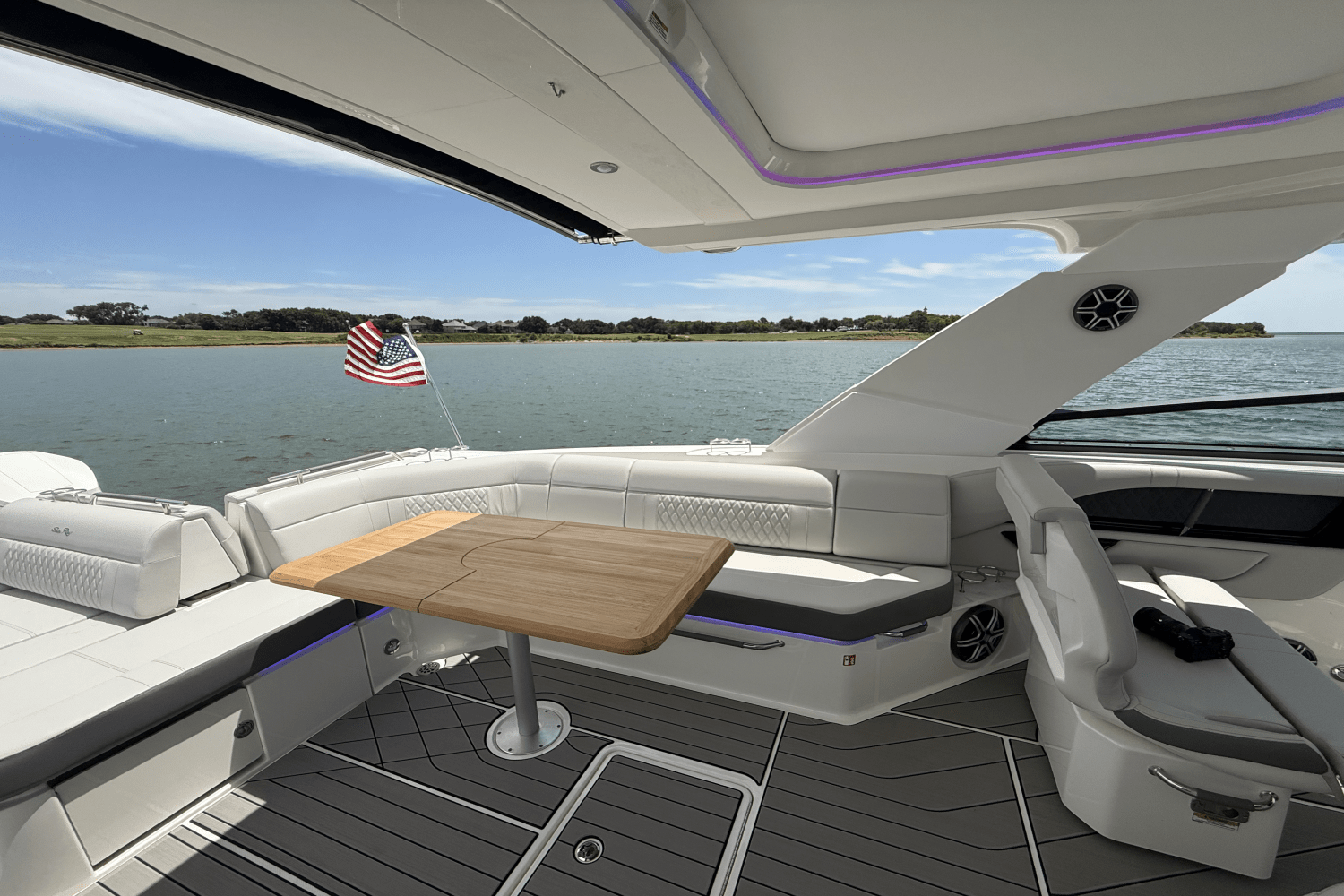 Slide: The Image of Sea Ray SLX 400 Outboard 2025 - 23