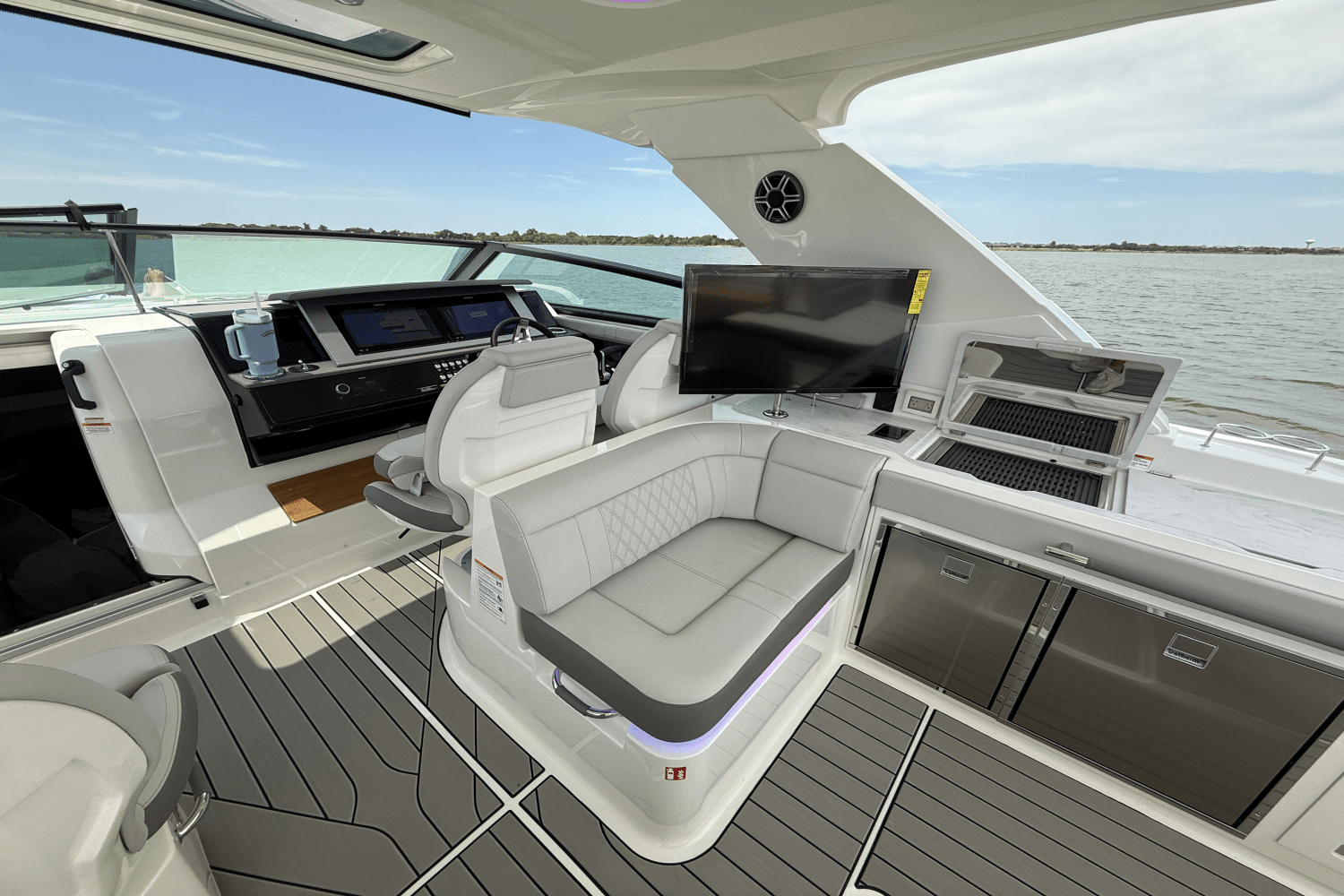 Slide: The Image of Sea Ray SLX 400 Outboard 2025 - 24