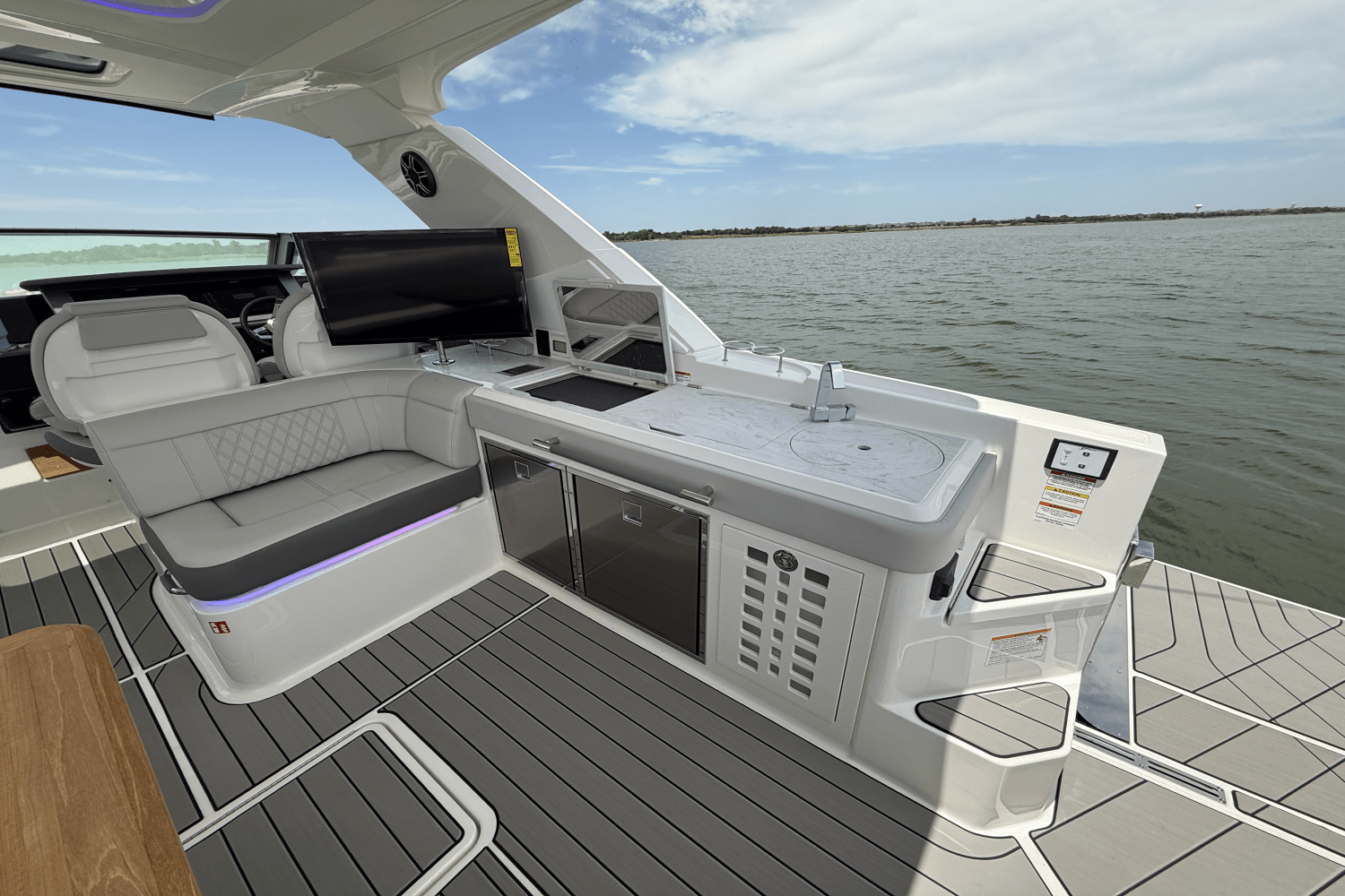 Slide: The Image of Sea Ray SLX 400 Outboard 2025 - 25