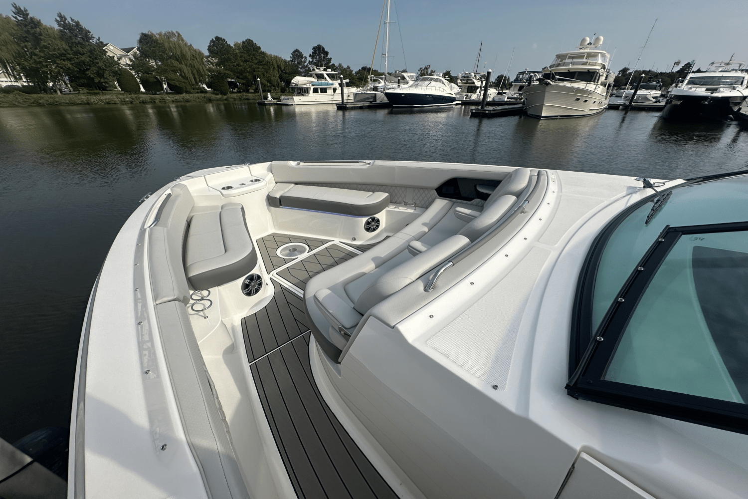 Slide: The Image of Sea Ray SLX 400 Outboard 2025 - 25