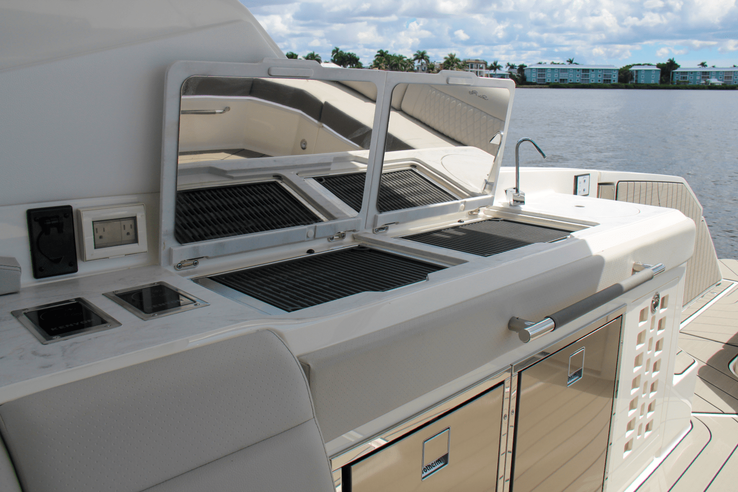 Slide: The Image of Sea Ray SLX 400 Outboard 2025 - 25