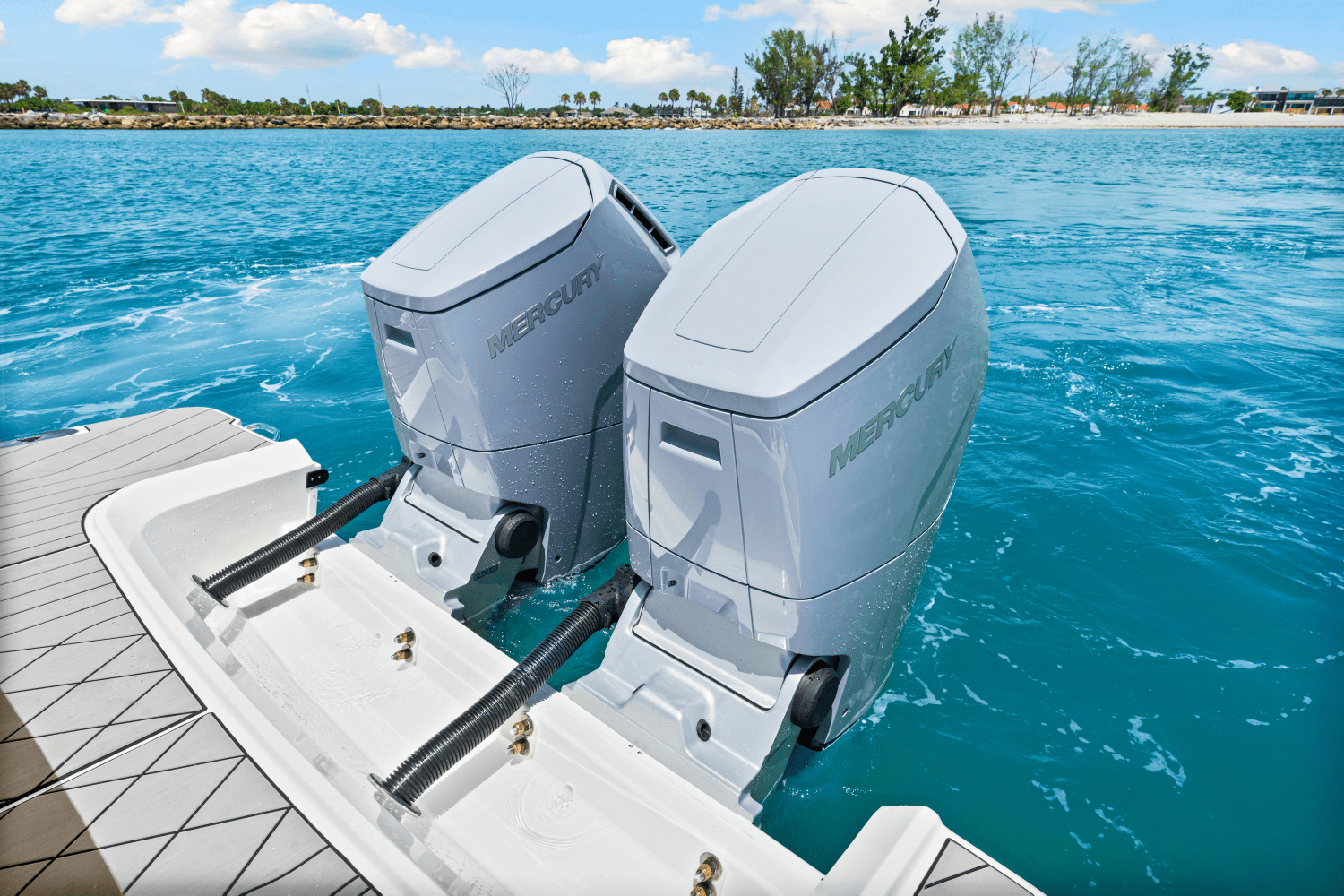 Slide: The Image of Sea Ray SLX 400 Outboard 2025 - 25