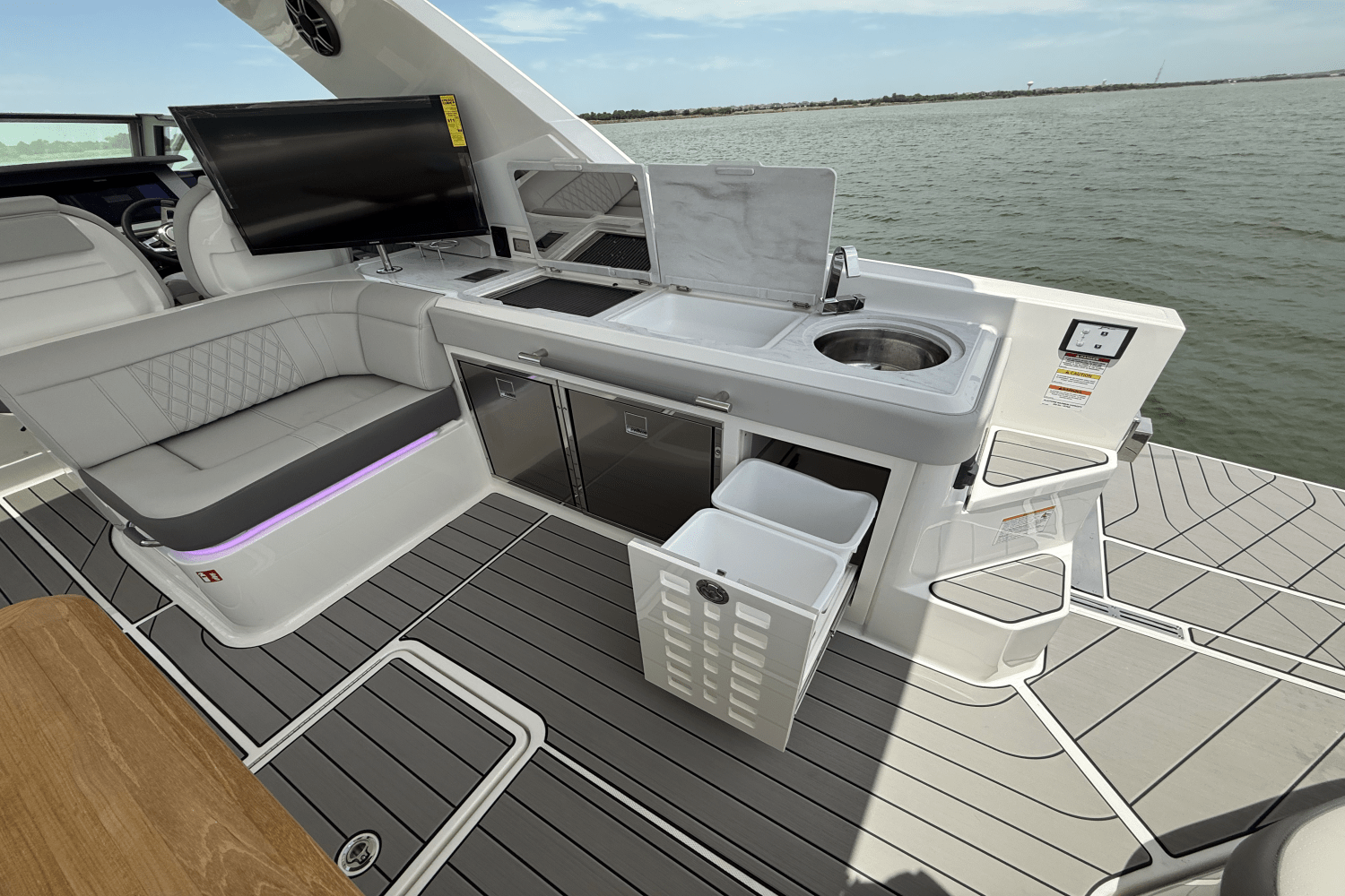 Slide: The Image of Sea Ray SLX 400 Outboard 2025 - 26