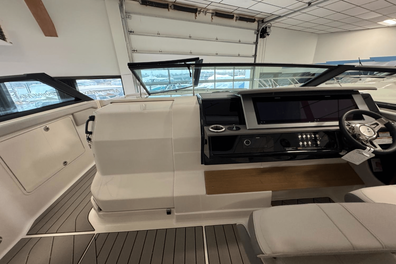 Slide: The Image of Sea Ray SLX 400 Outboard 2025 - 27