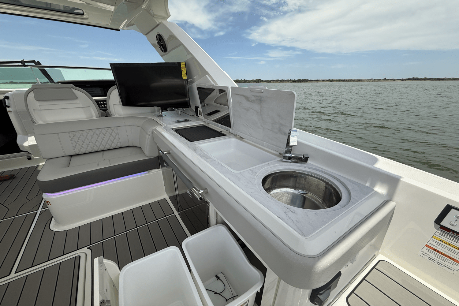 Slide: The Image of Sea Ray SLX 400 Outboard 2025 - 27