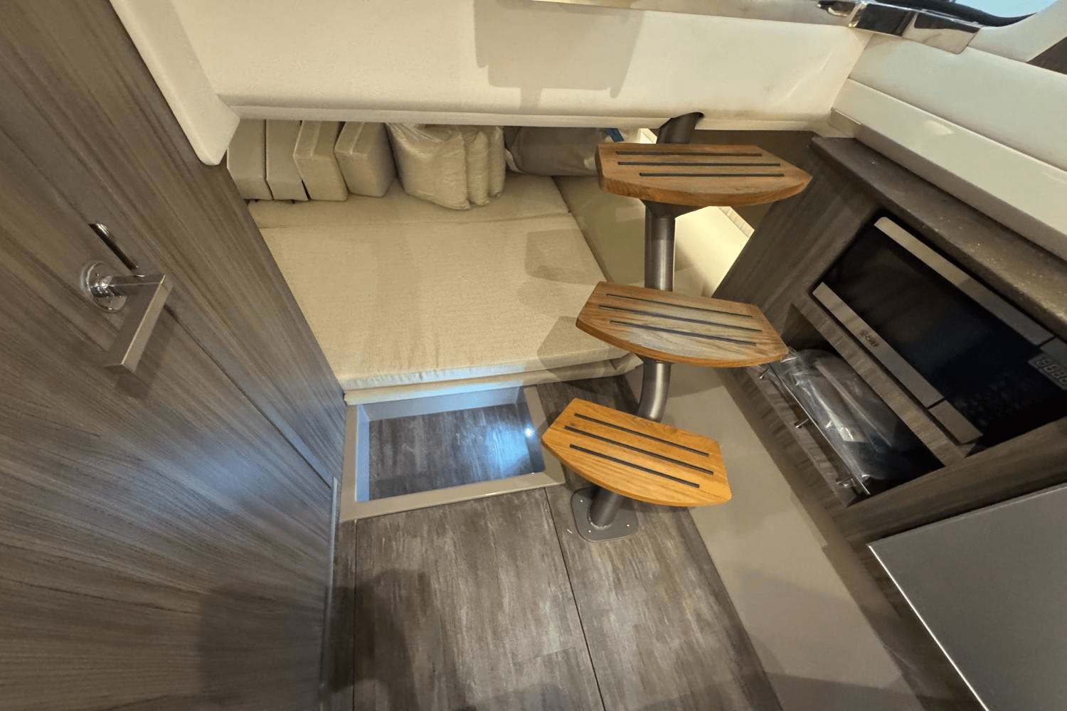 Slide: The Image of Sea Ray SLX 400 Outboard 2025 - 28