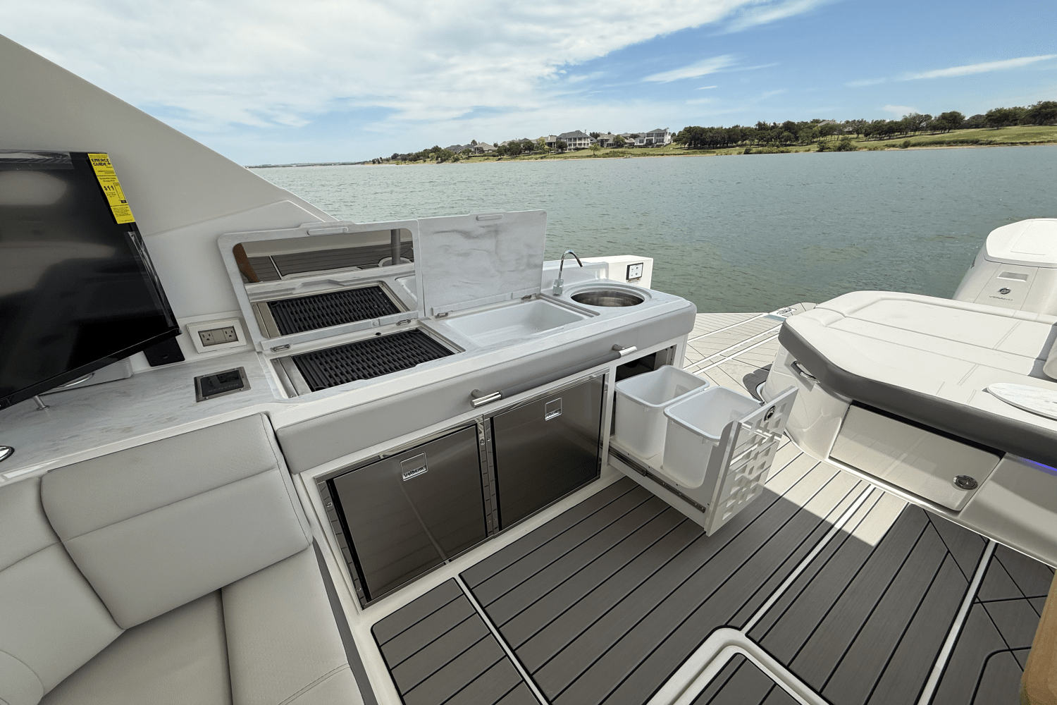 Slide: The Image of Sea Ray SLX 400 Outboard 2025 - 28